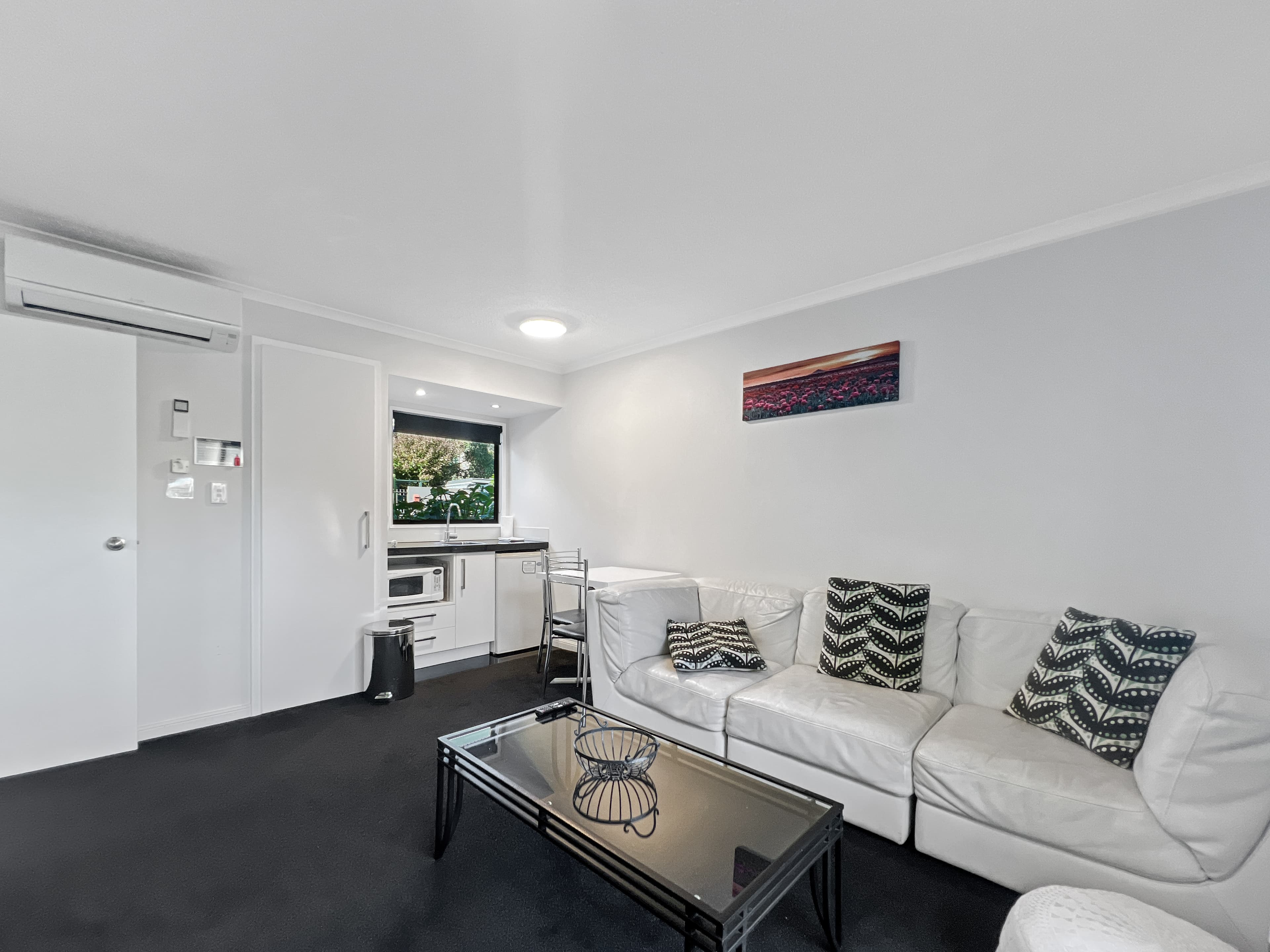 Unit 6 / Jacques Apartments